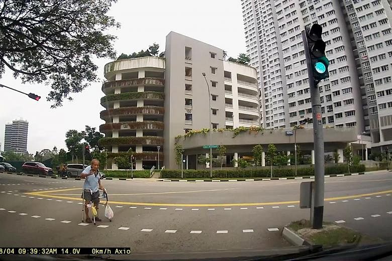 A video posted on Facebook shows an elderly man holding up his hand to motorists in appreciation as he makes his way across the road with the aid of a walking frame, even after the traffic light has turned green.