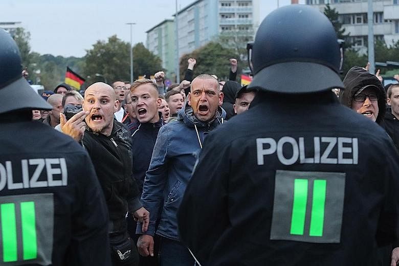 Right-wing protesters face to face with police in Chemnitz on Saturday. The writer notes that expressing right-wing views seems to be socially acceptable again, following the entry of the far right AfD party in the Bundestag.