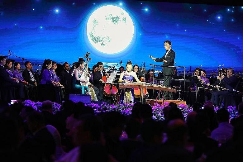 The Singapore Chinese Orchestra, conducted by its music director Tsung Yeh, held its annual fundraising gala dinner last night at the Ritz-Carlton Millenia Singapore hotel. Prime Minister Lee Hsien Loong was the guest of honour at the event, which sh