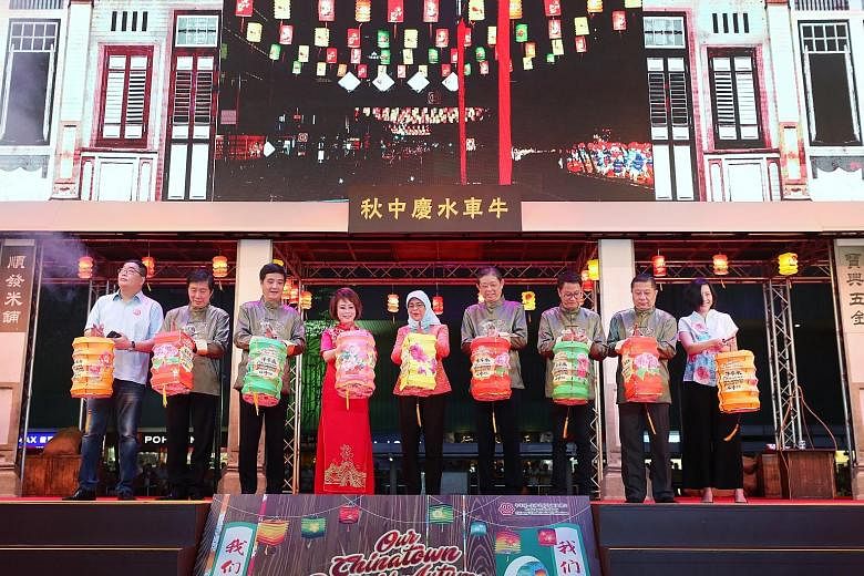 President Halimah Yacob (centre) was the guest of honour at the opening ceremony of the festival. Also at the event were Senior Minister of State Heng Chee How and Jalan Besar GRC MP Lily Neo, both on Madam Halimah's left. The festival's organising c