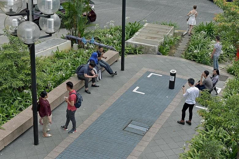 A designated smoking area in front of Far East Plaza. NEA has been given the power to officially designate Orchard Road as a non-smoking zone, as the precinct prepares to ban public smoking by the end of the year.
