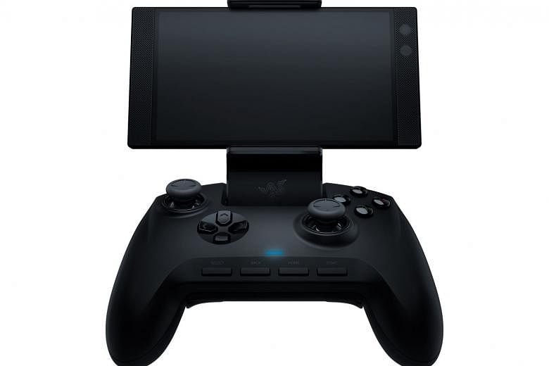 Attach the Razer Phone 2 (or any compatible smartphone) to the Raiju mobile game controller for more precise control.