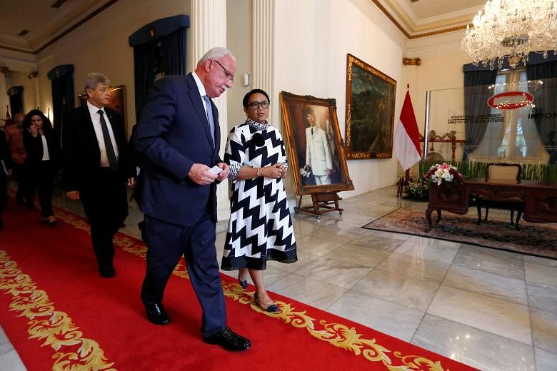 Indonesian Foreign Minister Retno Marsudi and visiting Palestinian Foreign Minister Riyad al-Maliki after their meeting at the Foreign Ministry in Jakarta yesterday.