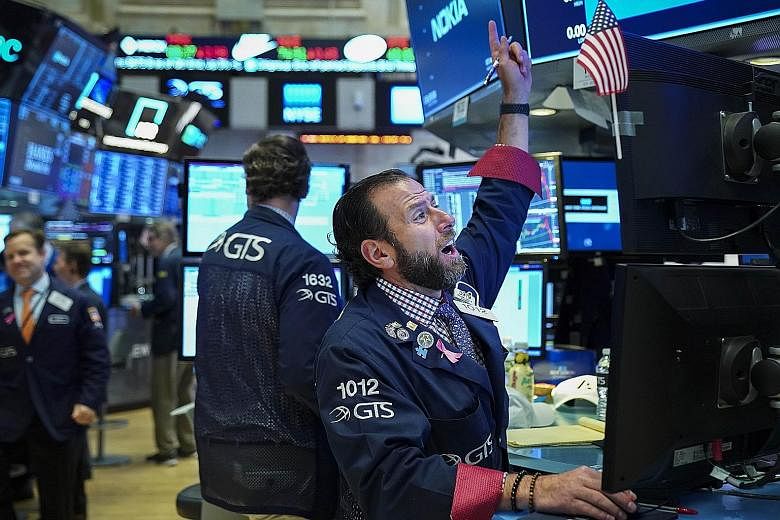 The US earnings reporting season kicks into full gear this week, with results expected from more than 200 companies. Wall Street's focus will be on tech firms, carmakers and oil majors, among others. Analysts expect volatility to continue to persist 