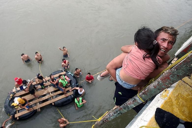 A Central American immigrant, part of a caravan trying to reach the United States, descending a bridge that connects Mexico and Guatemala to avoid the border checkpoint in Ciudad Hidalgo, Mexico, last Saturday. Yesterday morning, about a thousand imm