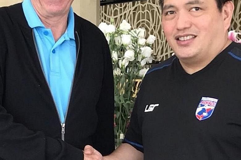 Sven-Goran Eriksson shaking hands with Philippines team manager Dan Palami at the announcement ceremony in Manila yesterday. The 70-year-old Swede previously led England to two quarter-final appearances at the 2002 and 2006 World Cups, and also won t