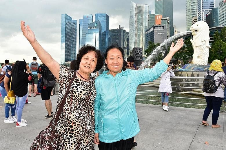 Chinese tourists posing for photographs with the iconic bull statue in New York City. Fewer Chinese tourists visited the US during the National Day holidays from Oct 1 to 7 this year. In Ctrip's ranking of the most popular overseas destinations for C