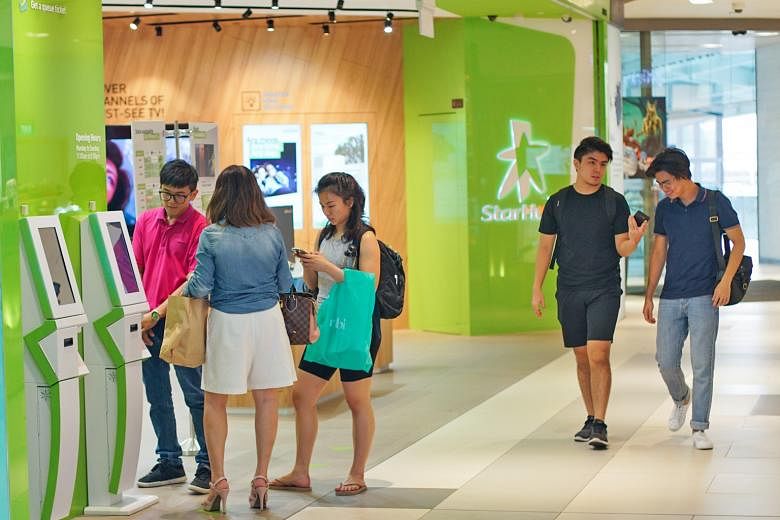 To help cable customers make the switch to fibre, StarHub is offering discounted subscriptions and freebies such as wireless routers and additional TV channels, among other things.