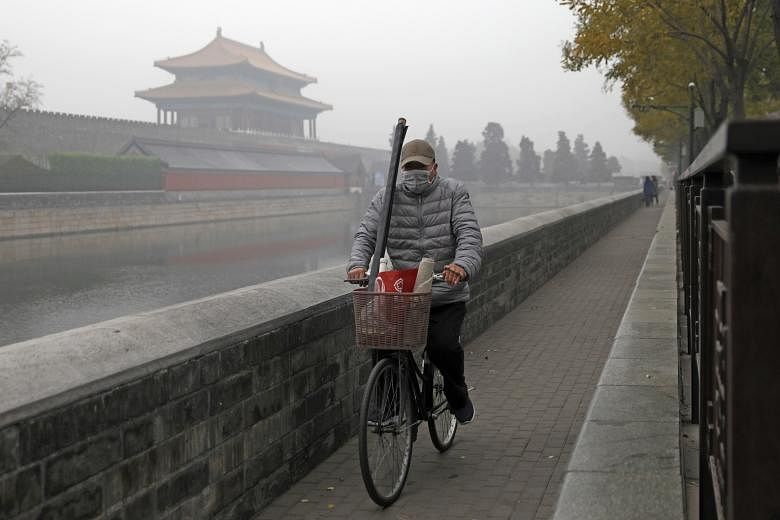 The PM2.5 level in Beijing soared to 288 as of noon yesterday. The smog obscured buildings and reduced visibility in some areas of Beijing and nearby Hebei province to less than 50m.