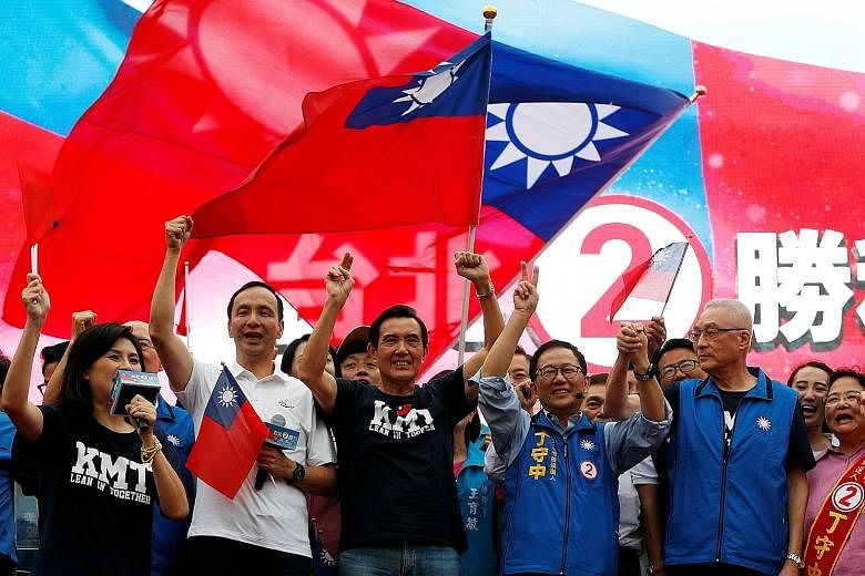 Dr Ting Shou-chung (third from right) and former president Ma Ying-jeou (third from left) at a campaign rally in Taipei on Nov 11.