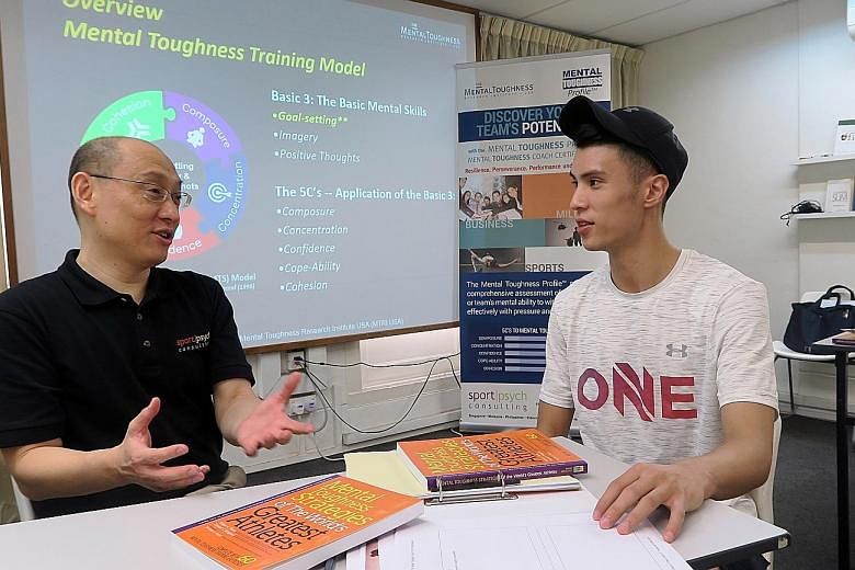 Sport & performance psychologist Edgar Tham (left), sharing with ONEathlete Banjamin Quek on how to hone his mental muscle and toughness ahead of his half-marathon at SCSM 2018.