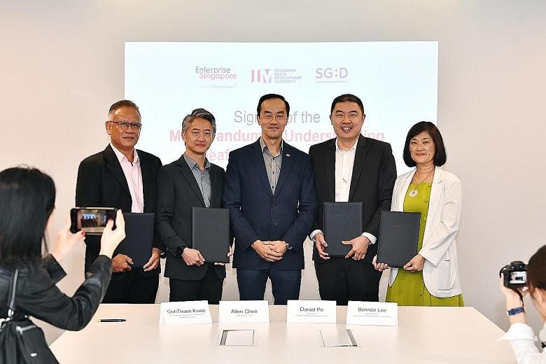 Dr Koh Poh Koon (centre) at the MOU signing for Singapore's first seafood B2B e-marketplace. With him were (from left) Mr Goh Thiam Chwee, vice-president of Singapore Fish Merchants' General Association; Mr Allen Chan, deputy CEO of vCargo Cloud; Mr 