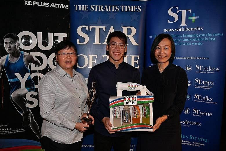 National diver and The Straits Times Star of the Month for November Jonathan Chan receiving his trophy and prize from ST Sports Editor Lee Yulin (left) and F&N Foods general manager Jennifer See. He recorded a personal best of 438.55 points to win th