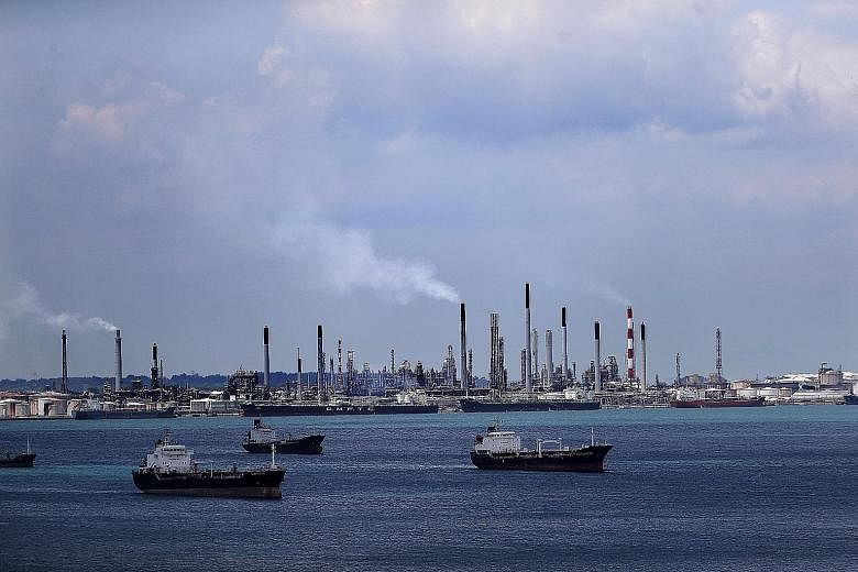 Several people were arrested for the theft of oil from Shell's Pulau Bukom refinery. Besides former Shell employees, related charges have been filed against former employees of marine fuel suppliers Sentek Marine & Trading, among others.