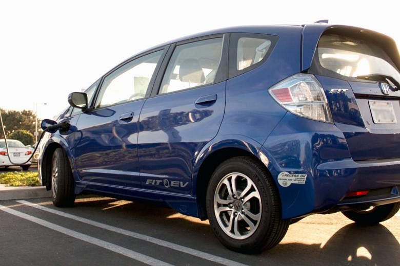 Honda and Southern California Edison in the United States have developed a program that helps owners charge electric vehicles, like the Fit, when the greatest amount of renewable energy is available on the grid. 