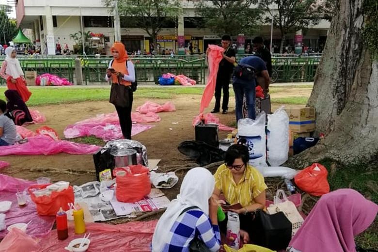 NEA Takes Action Against Illegal Hawkers At Paya Lebar | The Straits Times