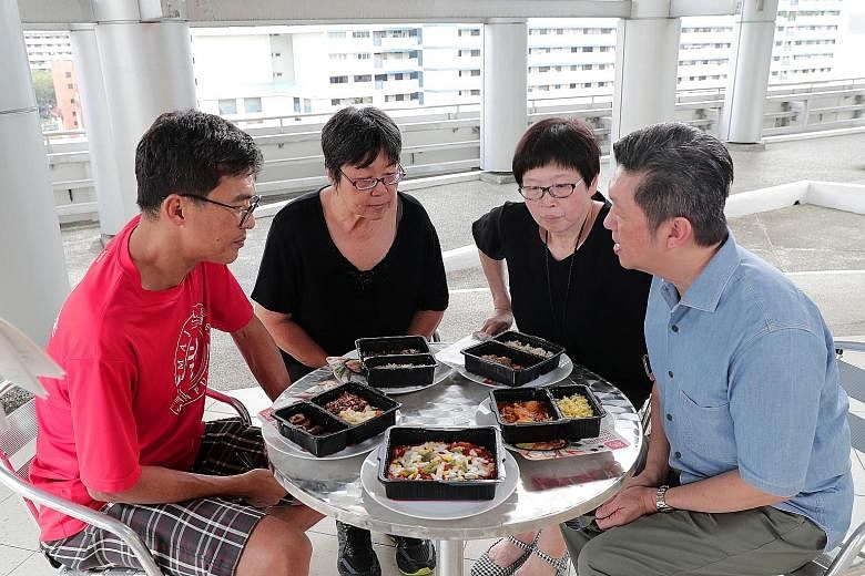 A panel of judges comprising (from far left) Diabetes Singapore volunteers, Mr Vincent Koh and Ms Diana Lim, as well as Straits Times food editor Tan Hsueh Yun and ST food critic Wong Ah Yoke, scored the dishes based on their texture, taste and appea