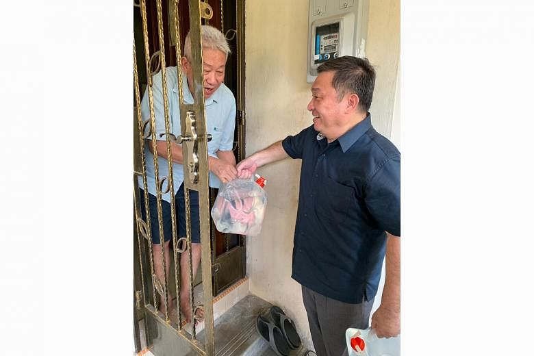 Several residents had their water supply temporarily disrupted at 10am on Wednesday, after the leak at Block 101 Potong Pasir Avenue 1. A crisis response team from the constituency, which included MP Sitoh Yih Pin (above), delivered water to some aff