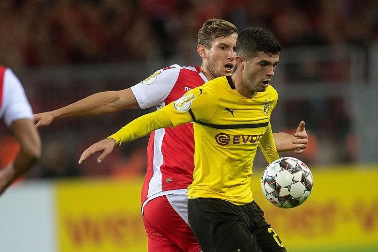 United States forward Christian Pulisic will remain at German club Borussia Dortmund on loan before his move to Chelsea next season.