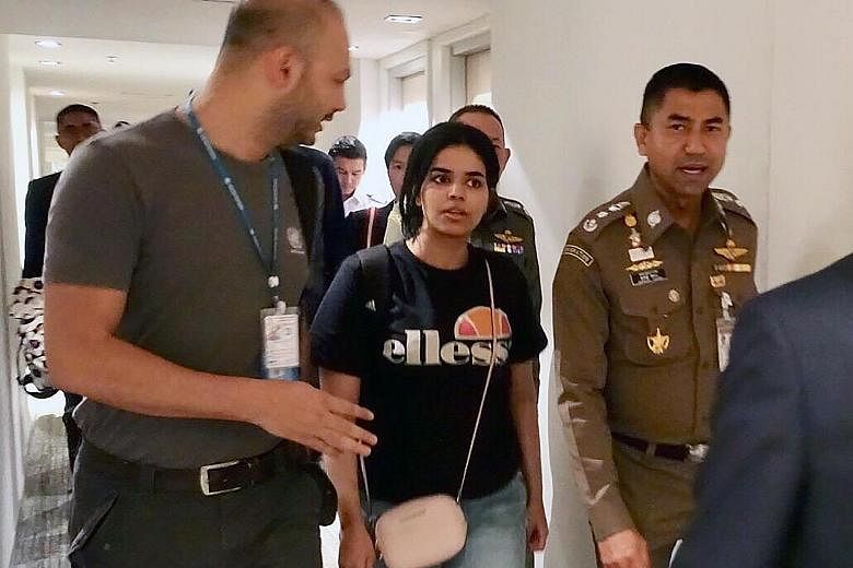 Rahaf Mohammed al-Qunun, accompanied by Thai Immigration Police Chief Surachete Hakparn (right) and an unidentified United Nations officer, leaving the transit hotel at Bangkok's Suvarnabhumi international airport yesterday.