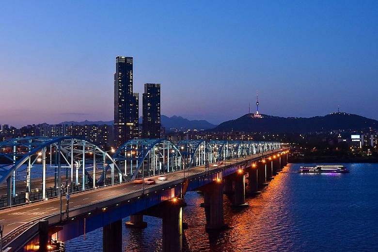 Seoul Station (top) and Dongjak Bridge spanning the Han River in Seoul. The river and the station were top on the itinerary of places that Mayor Park Won-soon said he would like to show North Korean leader Kim Jong Un.