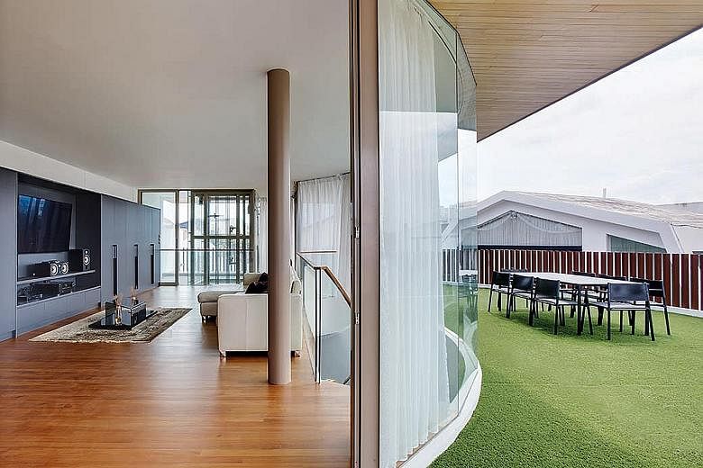 Deep eaves shelter the entertainment room housed in the glass attic. The elegance, lightness and porosity of the curved staircase, constructed of mild steel and with timber veneer cladding, complement the "floating" quality of the house. The facade t