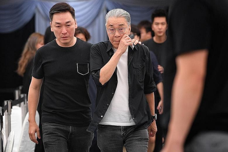 Among the celebrities who came to pay their respects were actors Rayson Tan (left) and Chen Shucheng.