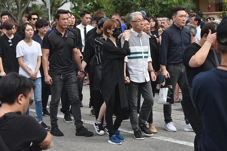 A young fan collapsed during the memorial service in MacPherson Lane. During the service, more than 10 eulogies were delivered by relatives, colleagues and friends.