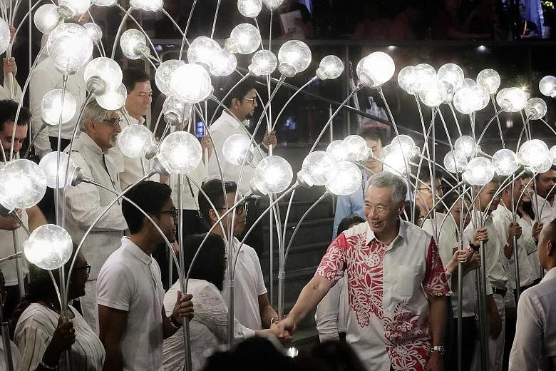 Prime Minister Lee Hsien Loong meeting "light bearers" - representatives from long-established communities, institutions and organisations - at the launch of the Singapore Bicentennial at the Asian Civilisations Museum last night.