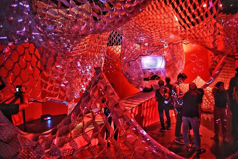 Talking Cheongsams, by Galina Mihaleva and Hedren Sum, features artistic interpretations of cheongsams from the National Collection and two mannequins clad in interactive cheongsams. Sonic Womb by Randy Chan is a structure bathed in deep red hues sus