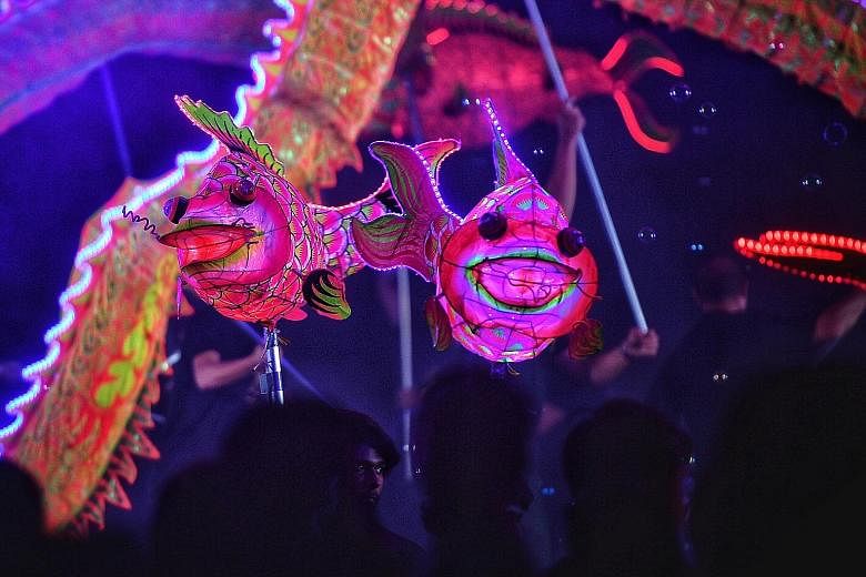 Visitors to Gardens by the Bay's Chinese New Year programme this year, Spring Surprise, will be treated to a dance performance that uses lanterns modelled after carps and dragons. The performance by the 27-member Tian Eng Dragon and Lion Dance Centre