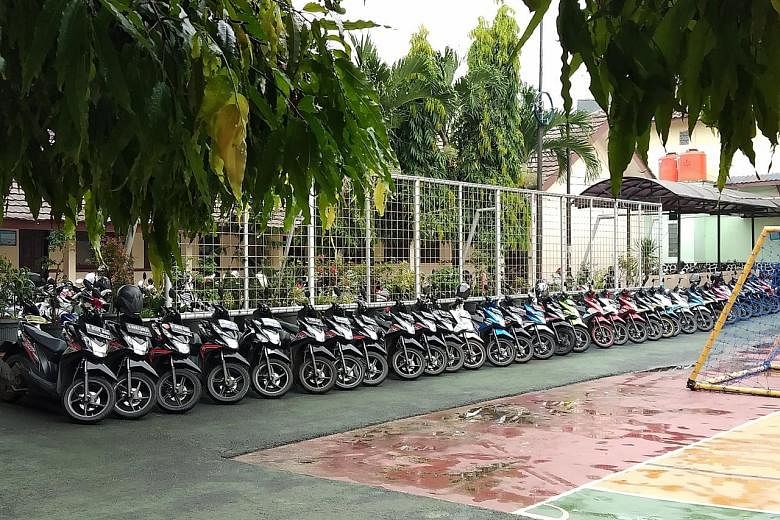 Indonesian security guard Slamet Gunaedi has gained viral fame for the way he organises motorcycles.