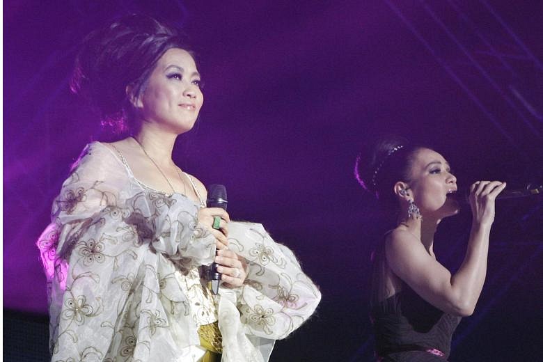 Veteran singers Chyi Yu and Michelle Pan celebrate writer San Mao