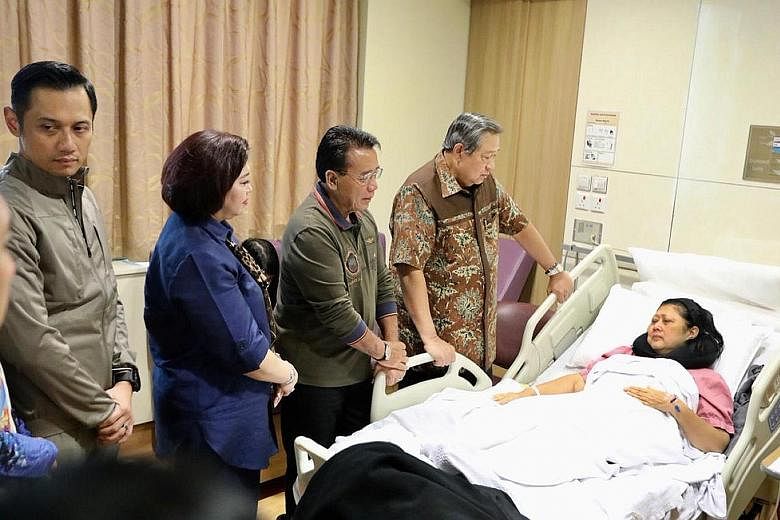 Dr Susilo Bambang Yudhoyono (centre) and former minister Djoko Suyanto with Mrs Ani Yudhoyono at the hospital in Singapore.