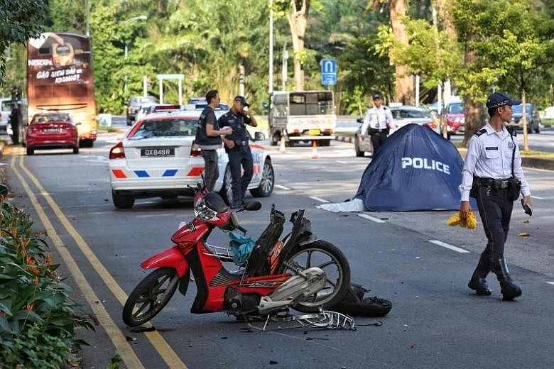 Police officers at the scene of the accident early yesterday morning along Ang Mo Kio Avenue 1 in which Mr Oh Swee Hai, 70, died. Mr Oh had delivered SPH newspapers in the Shunfu area for more than 50 years.