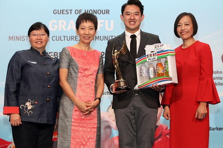 ST Athlete of the Year Jaris Goh with (from left) ST sports editor Lee Yulin, Minister for Culture, Community and Youth Grace Fu and Jennifer See, managing director, Singapore & YFI Malaysia, F&N Foods Singapore.