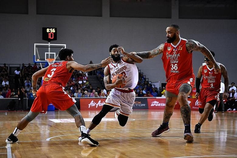 Singapore Slingers' Jerran Young going up against Alab Pilipinas' Lawrence Domingo (No. 3) and Peter John Ramos. The home team struggled after the guard fouled out in the third quarter.