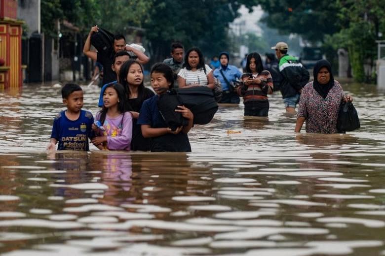 2 dead, hundreds evacuated amid severe Indonesia floods
