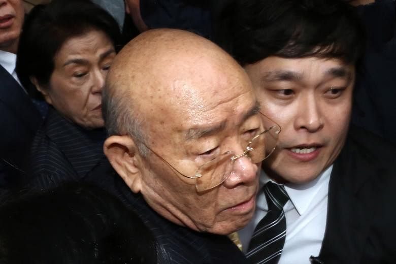 Former president Chun Doo-hwan at the Gwangju District Court yesterday for a libel trial. He has denied defaming the late priest Cho Chul-hyun.