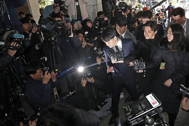 Seungri, a member of K-pop boy band BigBang, arriving at the Seoul Metropolitan Policy Agency last Thursday for questioning on suspicion that he drugged girls and sent them to VIP customers of a club that he co-owned. He was later found to be in a ch