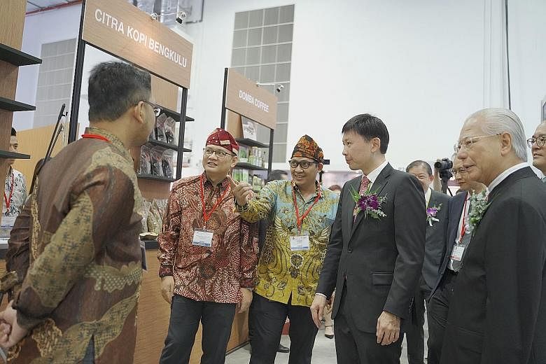 Mr Chee Hong Tat (second from right) visiting the Indonesia Coffee Pavilion at Cafe Asia 2019, held alongside the Restaurant Asia 2019 expo.