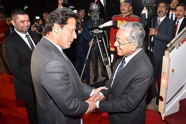 Pakistan Prime Minister Imran Khan welcoming Malaysian Premier Mahathir Mohamad to Islamabad on Thursday evening.