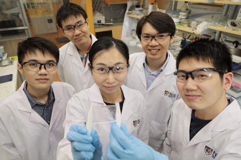 A research team from the National University of Singapore has created a skin-like material that is transparent and water-resistant, and can repair itself in air and even under water. Using this material to make phone screens has a big plus: cracks on