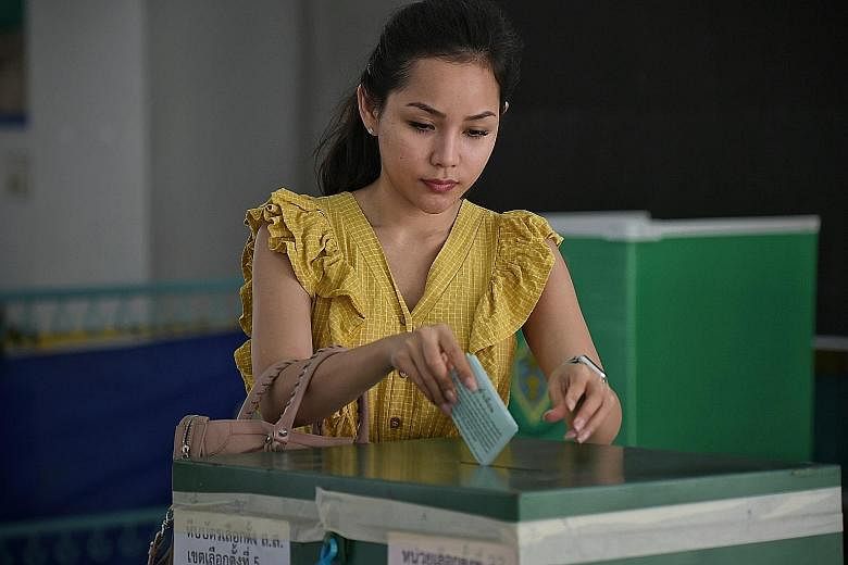 Former Thai premier Thaksin Shinawatra says countries will not respect a government that is the result of a rigged election. Ms Pimonporn Keawsrichan, 28, a flight attendant, dropping her vote into the ballot box at Bangkok's Thawiwit School on Sunda