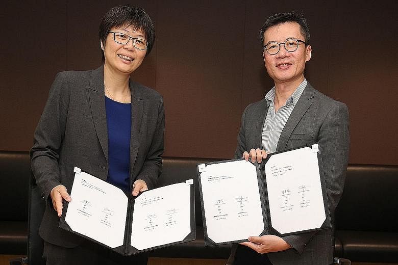 Ms Lee Huay Leng, head of SPH's Chinese Media Group (far left), and Mr Low Sze Wee, CEO of the Singapore Chinese Cultural Centre, at the signing of the memorandum of understanding on Wednesday. The partnership aims to introduce a wider variety of pro