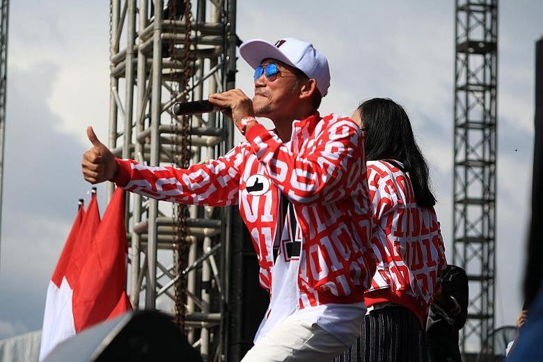 Rapper Marzuki Mohamad belting out "Goyang Jempol, Jokowi Gaspol" in Yogyakarta, in support of President Joko Widodo, on March 23. Indonesian "militant mothers" are creating waves on YouTube with their smooth Zumba moves and song praising Mr Prabowo 