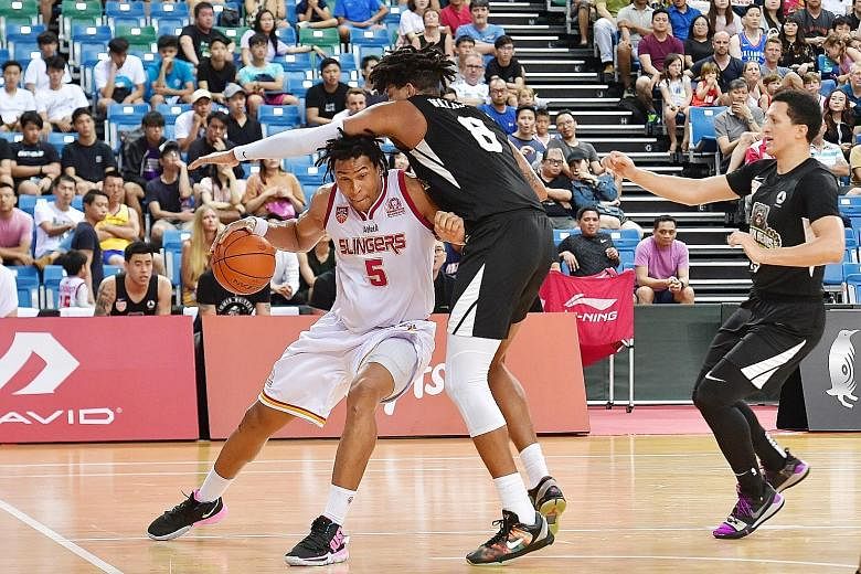 Singapore Slingers' John Fields trying to dribble past Macau Black Bears' Ryan Watkins. It was Watkins' foul on Fields that led to the latter scoring the final point of the game from a free throw.
