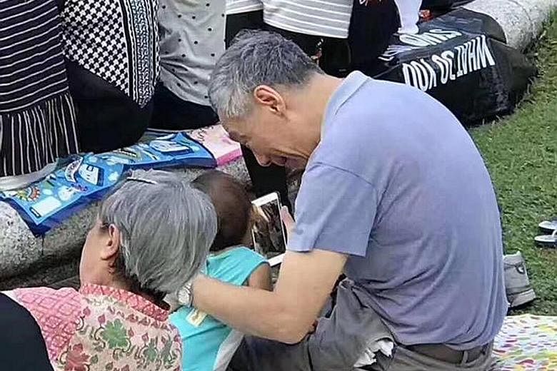 Prime Minister Lee Hsien Loong, Mrs Lee and their granddaughter were spotted by netizens at the Singapore Chinese Orchestra's Spring at the Gardens concert at the Botanic Gardens last Saturday.