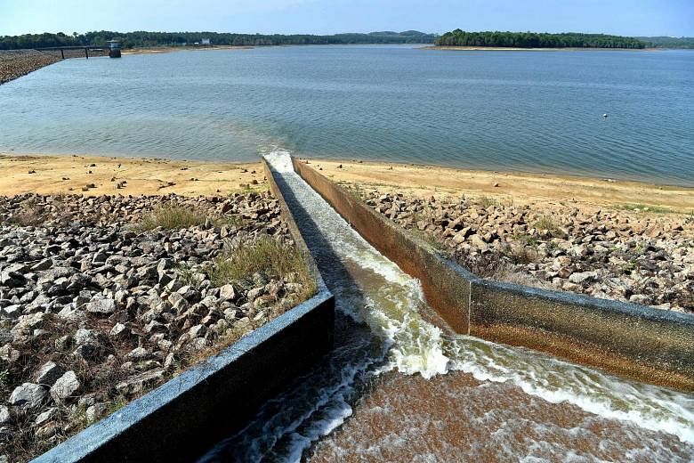 The hot weather has dried up water sources in Johor, causing a drop in the water level at Upper Layang dam in Masai, Pasir Gudang. The National Water Services Commission said the water level at the Upper Layang dam was at 21.8 per cent as of last Thu