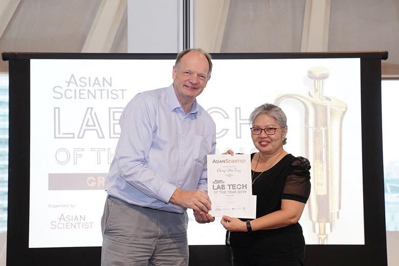 Agency for Science, Technology and Research chief scientist David Lane presenting the Lab Tech of the Year award to Ms Cheong Kum Foong, a principal medical technologist at the KK Women's and Children's Hospital, at the event last Tuesday. PHOTO: CYR